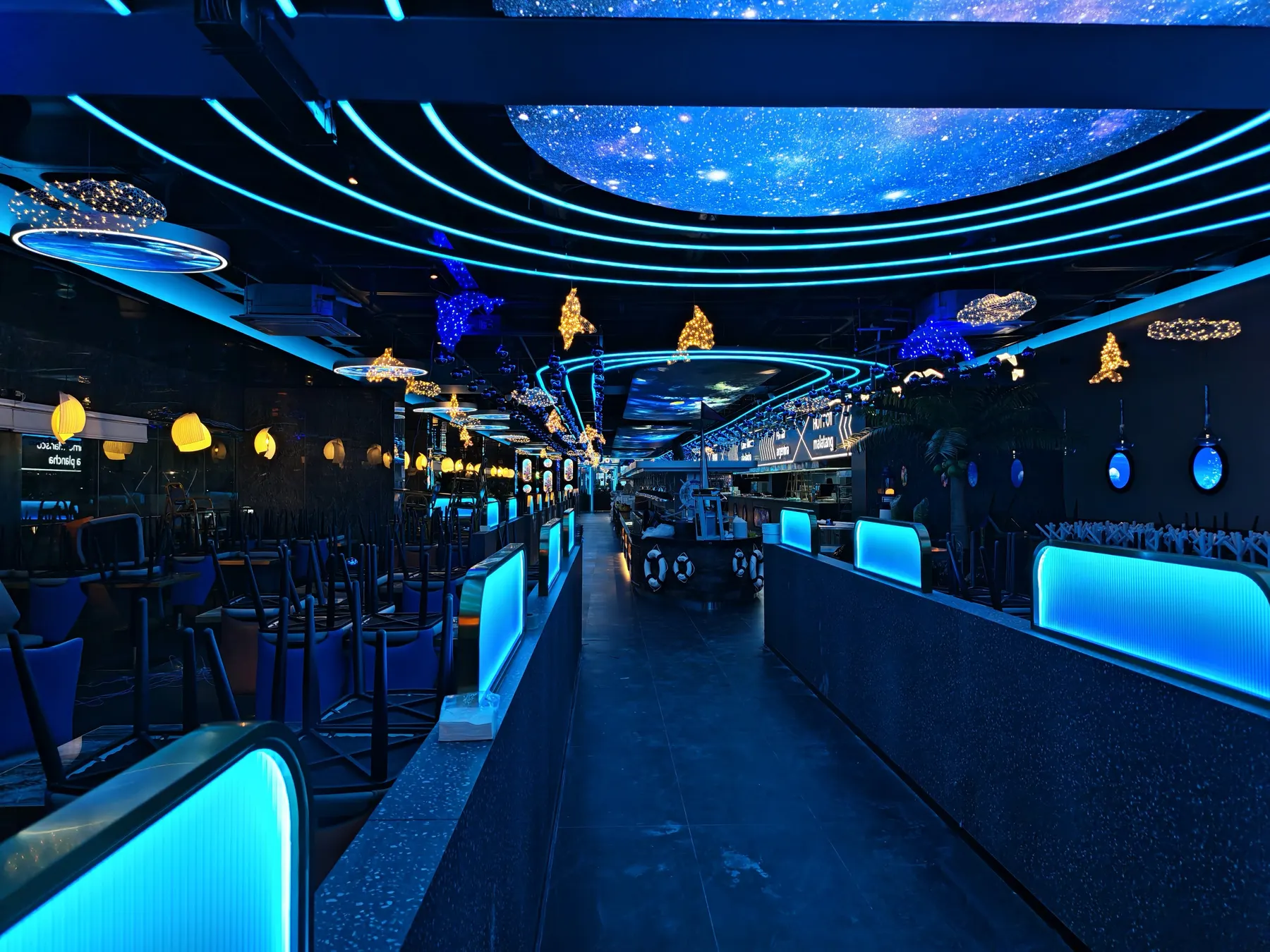 Pasillo del buffet bajo un techo de cielo estrellado y luces azules